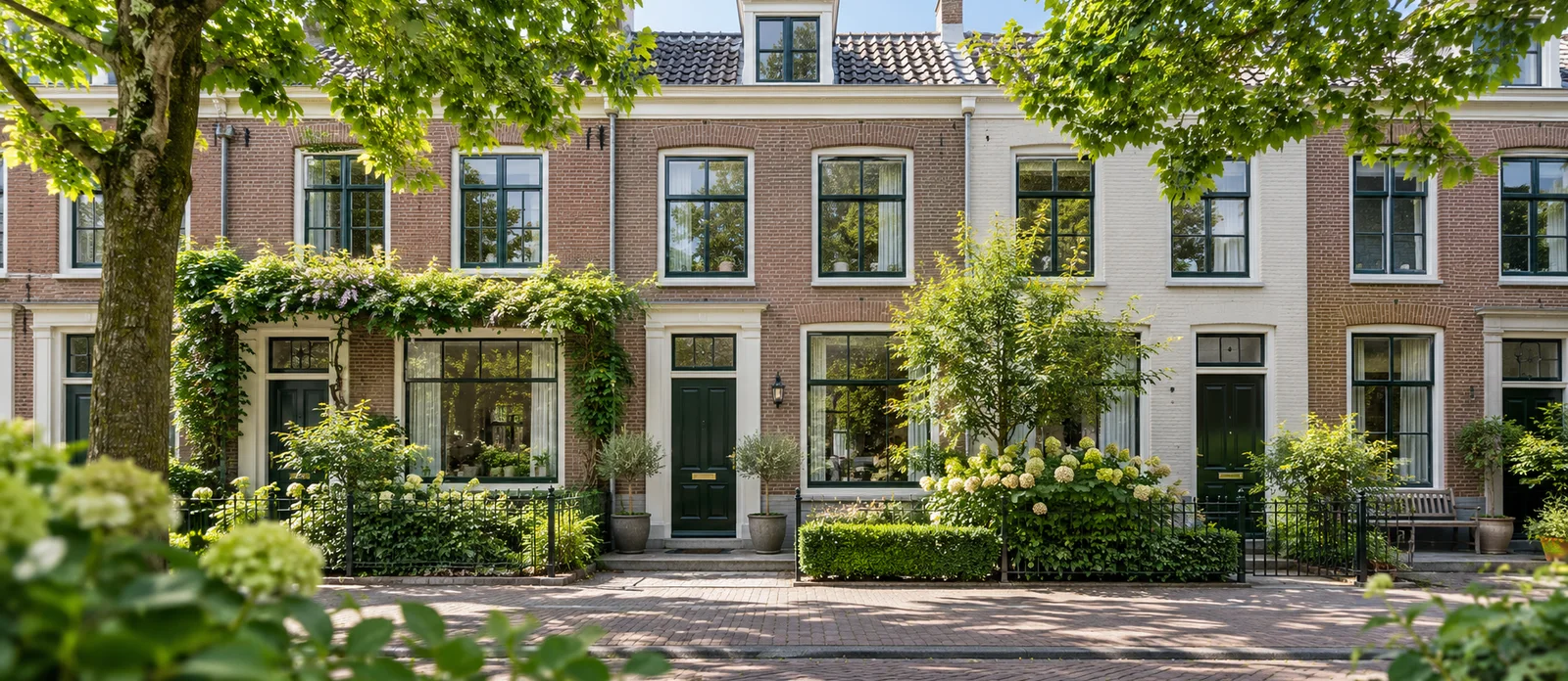 Nederlandse woningen met groene voordeuren en kleine voortuinen